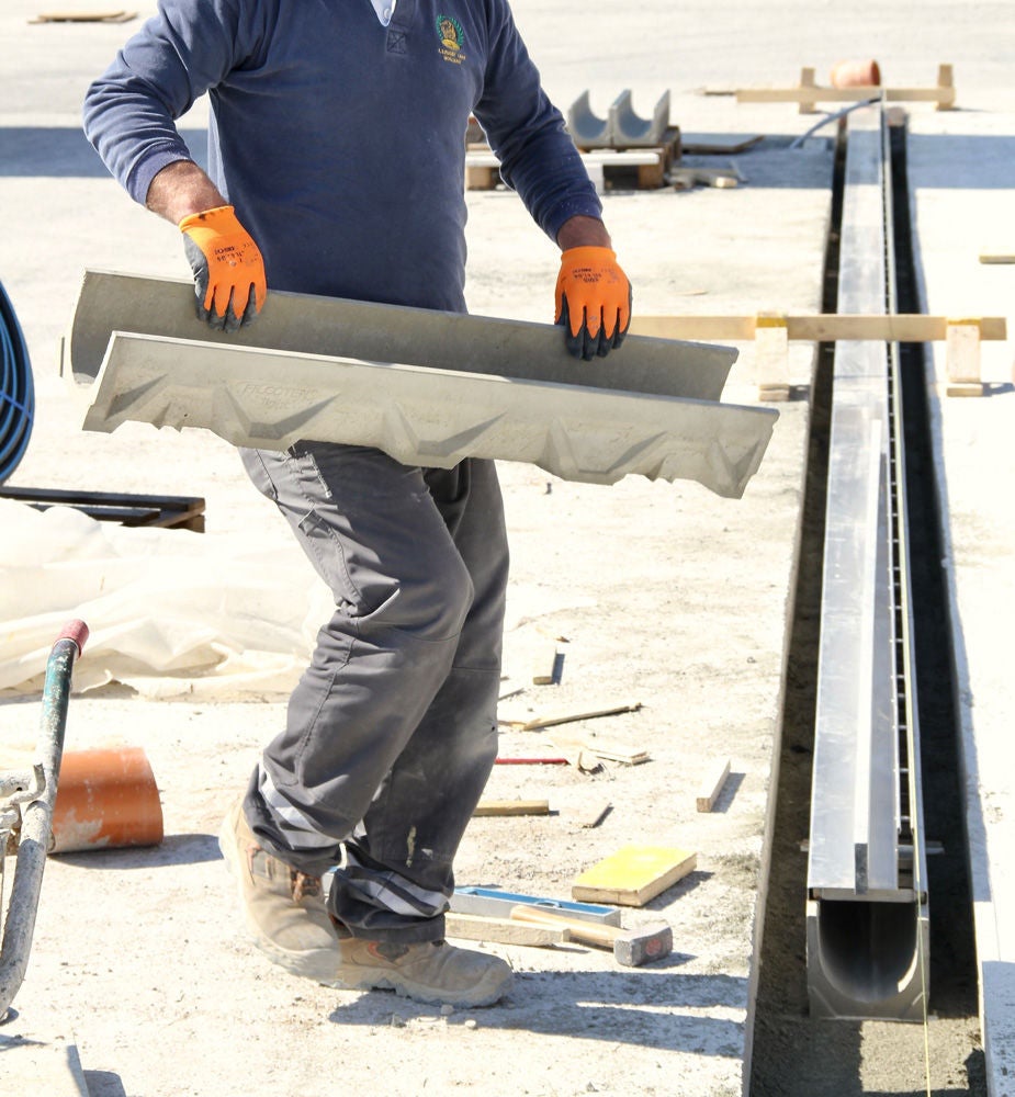 Installing BG-FILCOTEN trench drain in office courtyard