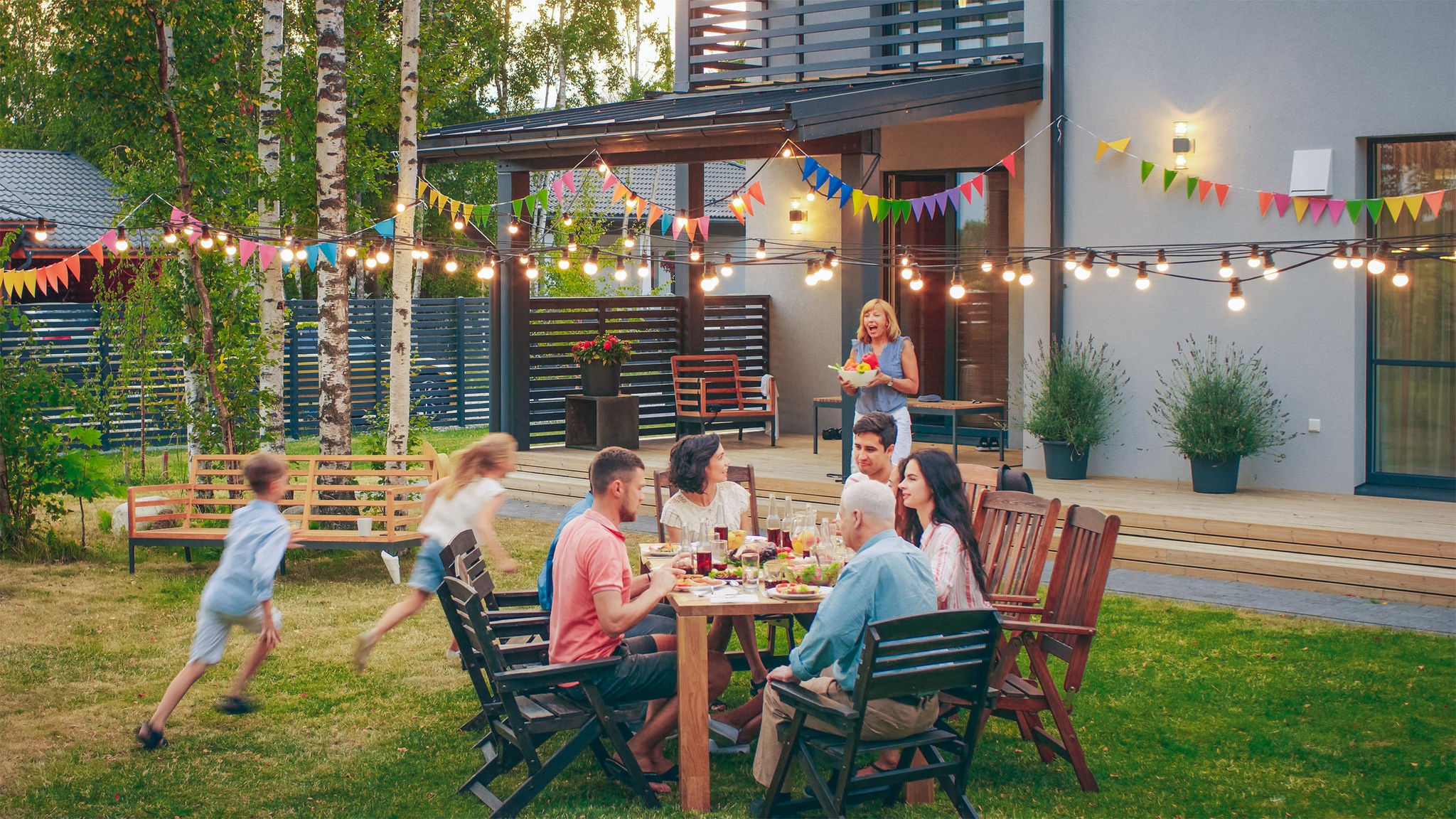 family kids dinner backyard